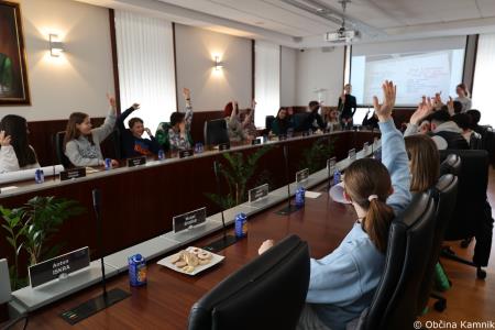 Letošnji otroški parlament na občinski ravni v središče postavlja duševno zdravje mladih (23)